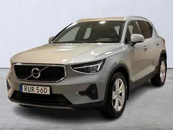Grå Begagnad 2023 Volvo XC40 Core SUV | 349 900 kr (Marknadspris)