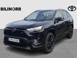 Svart Ny 2025 Toyota RAV4 Hybrid Sport SUV | 509 900 kr (Bra pris)