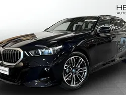 Svart (black) Begagnad 2025 BMW 530e M Sport Kombi | 648 700 kr (Superpris)