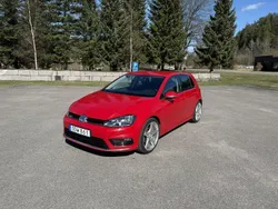 Röd Begagnad 2017 VW Golf VII Halvkombi | 114 900 kr (Marknadspris)