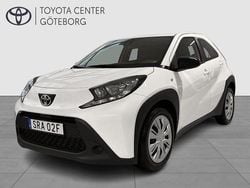 Vit Begagnad 2022 Toyota Aygo Play Halvkombi | 164 900 kr (Marknadspris)