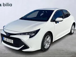 Vit Begagnad 2022 Toyota Corolla Hybrid Active Halvkombi | 244 900 kr (Marknadspris)