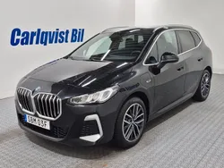 Svart (safirsvart metallic) Begagnad 2023 BMW 225 Active Tourer M Sport Minibuss | 389 000 kr (Marknadspris)
