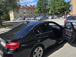 Svart Begagnad 2018 BMW 320 Sport Line Sedan | 215 900 kr (Marknadspris)