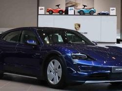 Blå Begagnad 2022 Porsche Taycan Cross Turismo Kombi | 695 000 kr (Marknadspris)