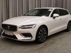 Vit metallic (crystal white pearl) Begagnad 2023 Volvo V60 Kombi | 339 900 kr (Dyr)