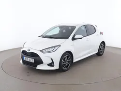 Vit Begagnad 2021 Toyota Yaris Hybrid Active Halvkombi | 199 000 kr (Marknadspris)