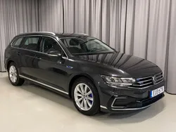 Mörkgrå Begagnad 2021 VW Passat GTE Kombi | 289 900 kr (Lite dyr)