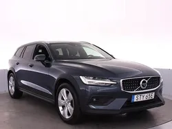 Mörkblå (mblå) Begagnad 2019 Volvo V60 CC Kombi | 319 000 kr (Marknadspris)