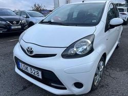 Vit Begagnad 2014 Toyota Aygo Halvkombi | 36 999 kr (Marknadspris)