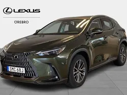 Grön Begagnad 2024 Lexus NX450h+ Business Edition SUV | 579 900 kr (Marknadspris)