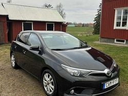 Svart Begagnad 2015 Toyota Auris Active Halvkombi | 98 000 kr (Marknadspris)