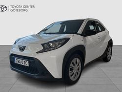 Vit Begagnad 2022 Toyota Aygo Play Halvkombi | 159 900 kr (Marknadspris)