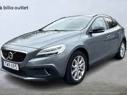 Grå Begagnad 2017 Volvo V40 CC Kombi | 129 900 kr (Marknadspris)