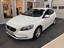 Vit Begagnad 2016 Volvo V40 Kinetic Halvkombi | 169 000 kr (Marknadspris)