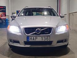 Ljusgrå Begagnad 2013 Volvo V70 R-Design Kombi | 109 900 kr (Marknadspris)