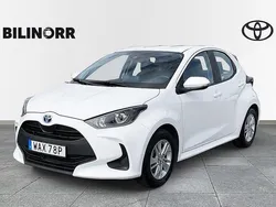 Vit Begagnad 2023 Toyota Yaris Hybrid Halvkombi | 219 900 kr (Marknadspris)