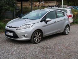 Grå Begagnad 2011 Ford Fiesta Titanium Halvkombi | 48 500 kr (Marknadspris)