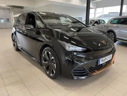 Svart (midnight black metallic) Begagnad 2025 Cupra Born e-Boost Halvkombi | 364 900 kr (Lite dyr)
