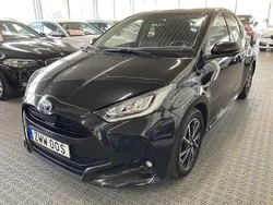 Svart Begagnad 2023 Toyota Yaris Hybrid Active Halvkombi | 229 000 kr (Marknadspris)