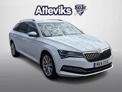 Vit Begagnad 2023 Skoda Octavia Ambition Kombi | 269 900 kr (Marknadspris)