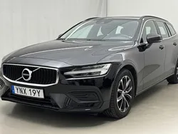 Svart Begagnad 2022 Volvo V60 Momentum Kombi | 239 000 kr (Marknadspris)