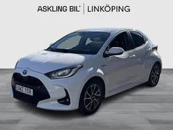 Vit Begagnad 2020 Toyota Yaris Hybrid Active Halvkombi | 199 000 kr (Marknadspris)