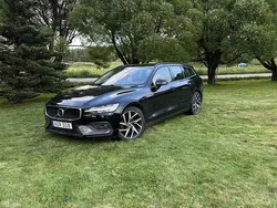 Svart Begagnad 2019 Volvo V60 Momentum Kombi | 170 000 kr (Marknadspris)