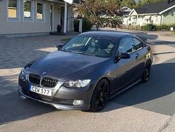 Grå Begagnad 2007 BMW 325 Sportkupé | 99 500 kr (Marknadspris)