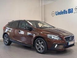 Brun Begagnad 2016 Volvo V40 CC Momentum Kombi | 149 000 kr (Marknadspris)