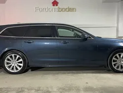 Mörkblå (blå) Begagnad 2019 Volvo V90 Momentum Kombi | 269 500 kr (Marknadspris)
