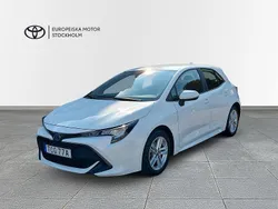 Vit Begagnad 2022 Toyota Corolla Active Halvkombi | 229 900 kr (Marknadspris)