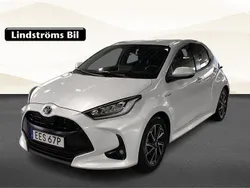 Vit Begagnad 2020 Toyota Yaris Hybrid Active Halvkombi | 214 900 kr (Marknadspris)