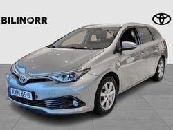 Ljusgrå Begagnad 2015 Toyota Auris Hybrid Kombi | 156 900 kr (Marknadspris)