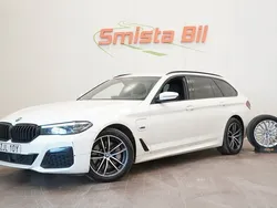Vit Begagnad 2022 BMW 530e M Sport Kombi | 384 400 kr (Marknadspris)