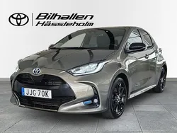Grön Begagnad 2022 Toyota Yaris Hybrid Style Halvkombi | 234 900 kr (Marknadspris)