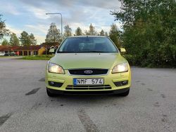 Ljusgrön (grön) Begagnad 2007 Ford Focus Halvkombi | 30 900 kr (Marknadspris)