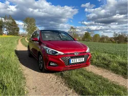 Röd Begagnad 2016 Hyundai i20 Premium Halvkombi | 127 000 kr (Marknadspris)