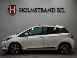 Ljusgrå Begagnad 2018 Toyota Yaris Hybrid Edition Halvkombi | 154 900 kr (Marknadspris)