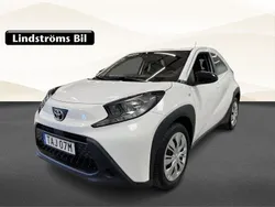 Vit Begagnad 2022 Toyota Aygo Play Halvkombi | 159 000 kr (Bra pris)