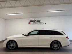 Vit (diamond white metallic) Begagnad 2017 Mercedes E220 AMG Kombi | 289 500 kr (Marknadspris)