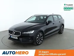 Svart Begagnad 2022 Volvo V60 CC Momentum Kombi | 350 000 kr (Marknadspris)