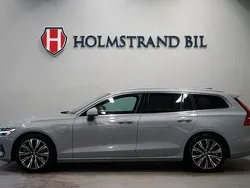 Grå Begagnad 2023 Volvo V60 Core Kombi | 419 900 kr (Marknadspris)