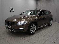 Brun Begagnad 2016 Volvo V60 CC Summum Kombi | 179 900 kr (Marknadspris)