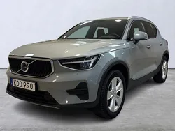Grå Begagnad 2023 Volvo XC40 Core SUV | 349 900 kr (Marknadspris)