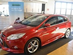 Röd (röd metallic) Begagnad 2014 Ford Focus Titanium X Halvkombi | 67 500 kr (Marknadspris)