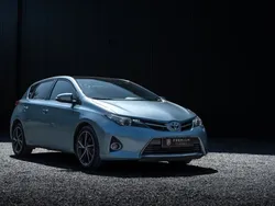 Ljusblå (blåmetallic) Begagnad 2014 Toyota Auris Hybrid Edition Halvkombi | 139 000 kr (Marknadspris)