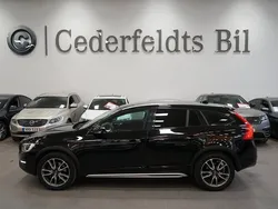 Svart Begagnad 2016 Volvo V60 CC Summum Kombi | 219 900 kr (Marknadspris)