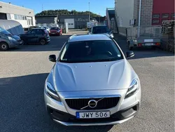 Silver Begagnad 2017 Volvo V40 CC Kombi | 200 000 kr (Marknadspris)