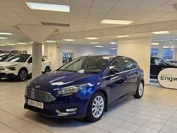 Blå Begagnad 2016 Ford Focus Titanium Halvkombi | 124 900 kr (Marknadspris)